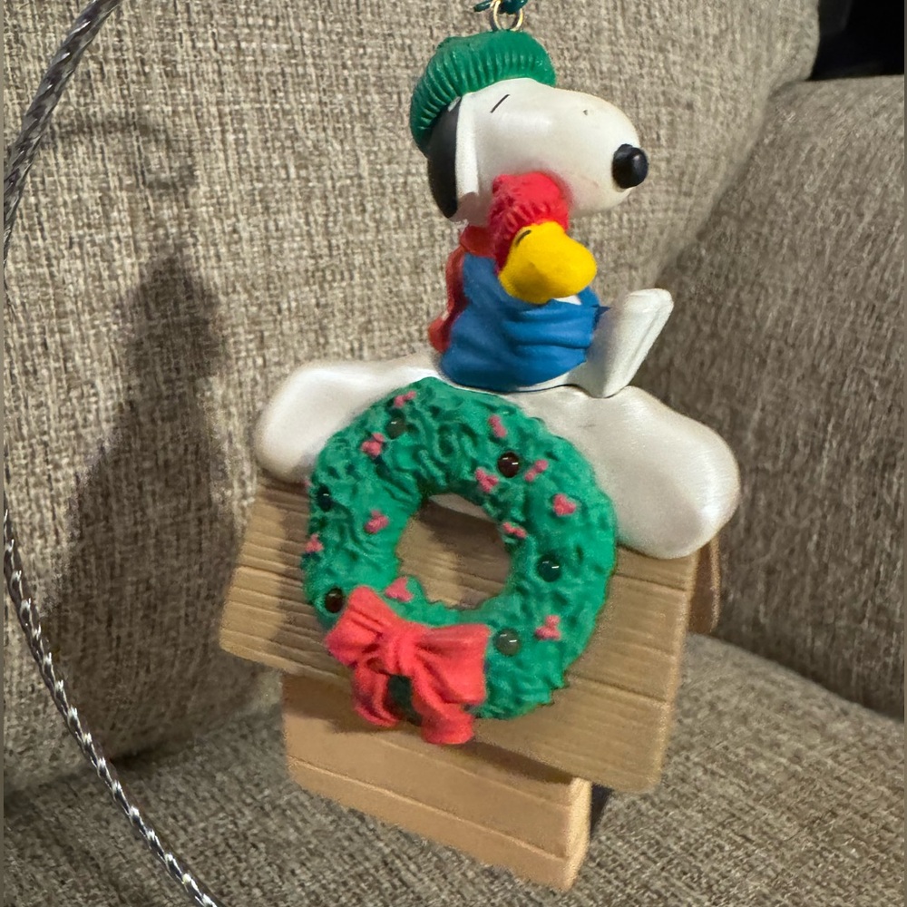 Hallmark Peanuts ornament vintage 1992 Snoopy and Woodstock sitting on doghouse